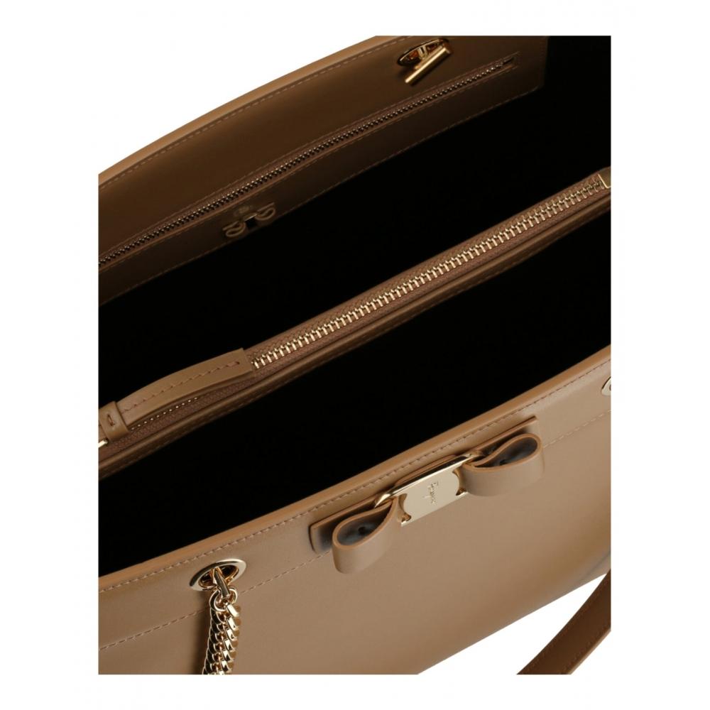 Salvatore Ferragamo Сумка через плечо из гладкой кожи Vara Bow, цвет Camel