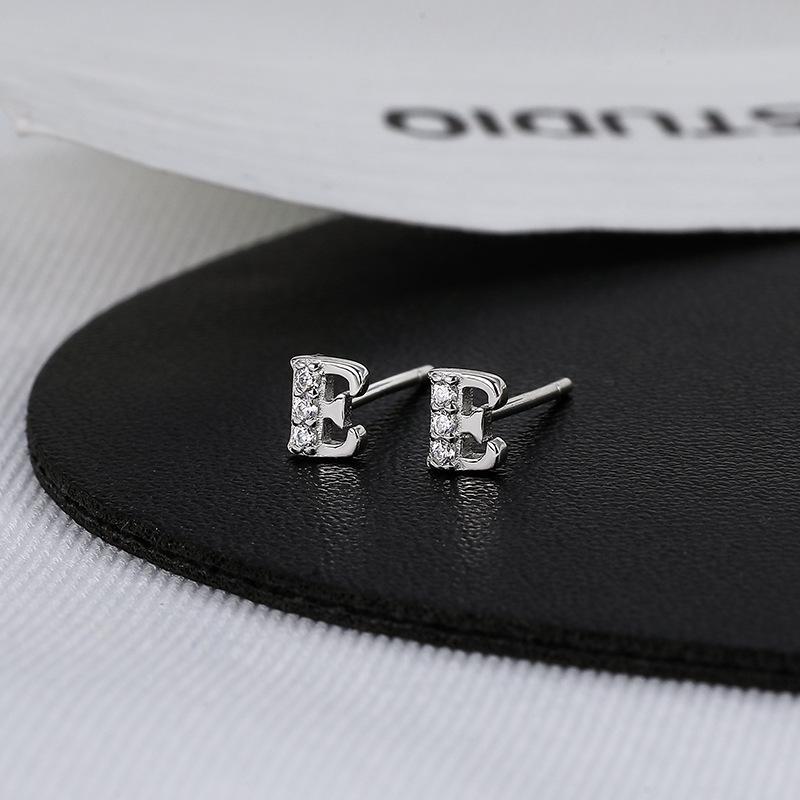 Серьги Banyan Tree S925 Silver с персонализированными буквами и бриллиантами — одиночные серьги-гвоздики в форме косточки для ушей для мужчин и женщин