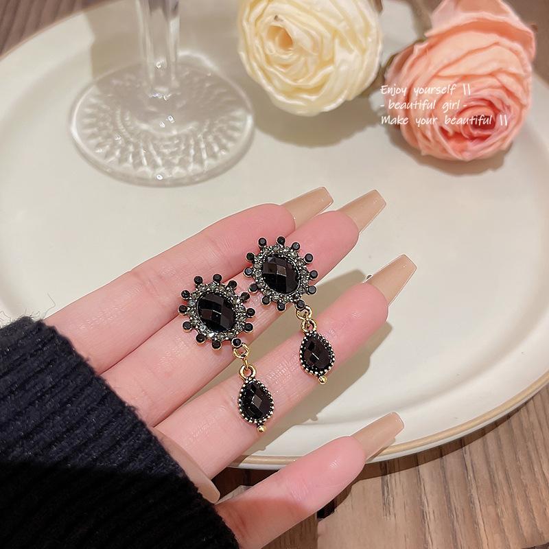 Vintage Black Crystal Drop Earrings for Women Design Elegant Rhinestone Dangle Earring Goth Jewelry Gifts