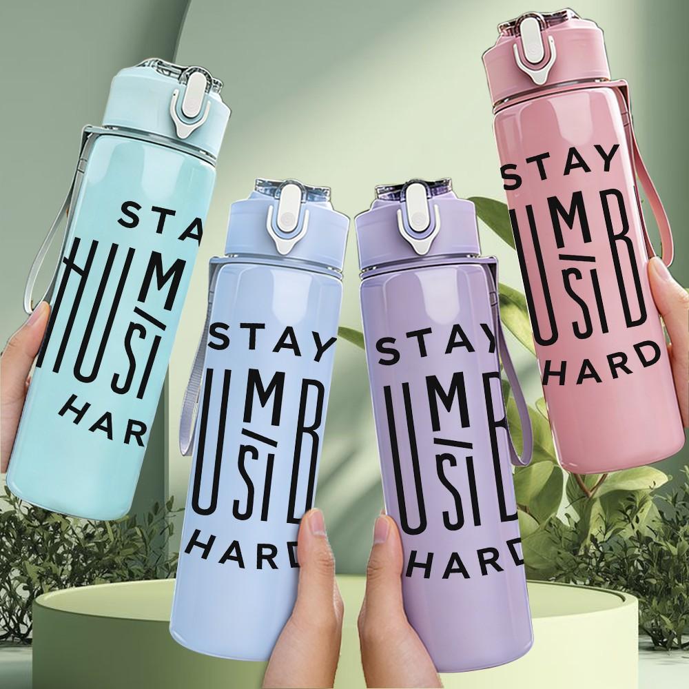 1PC Stay Humble Hard Text Print 750ml Color Plastic Sports Water Bottle Leakproof Flip Straw Lid Suitable for Sports Office Home Use