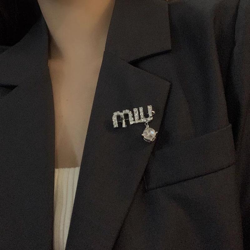 Изящная брошь-буква Miao с блестящим бриллиантом, высококлассная брошь для интернет-знаменитостей, светоотражающая булавка-застежка, фиксированный аксессуар для одежды