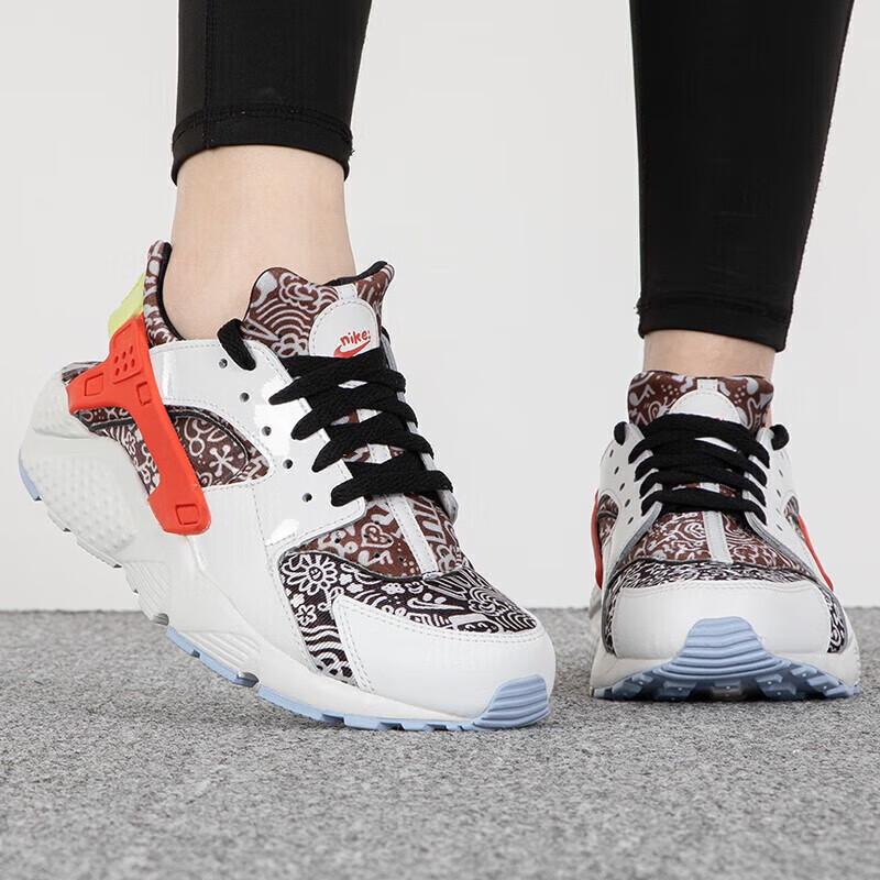 Nike Детские кроссовки Huarache Run SE GS Doodle White Summit-White Picante-Red DV2243-100