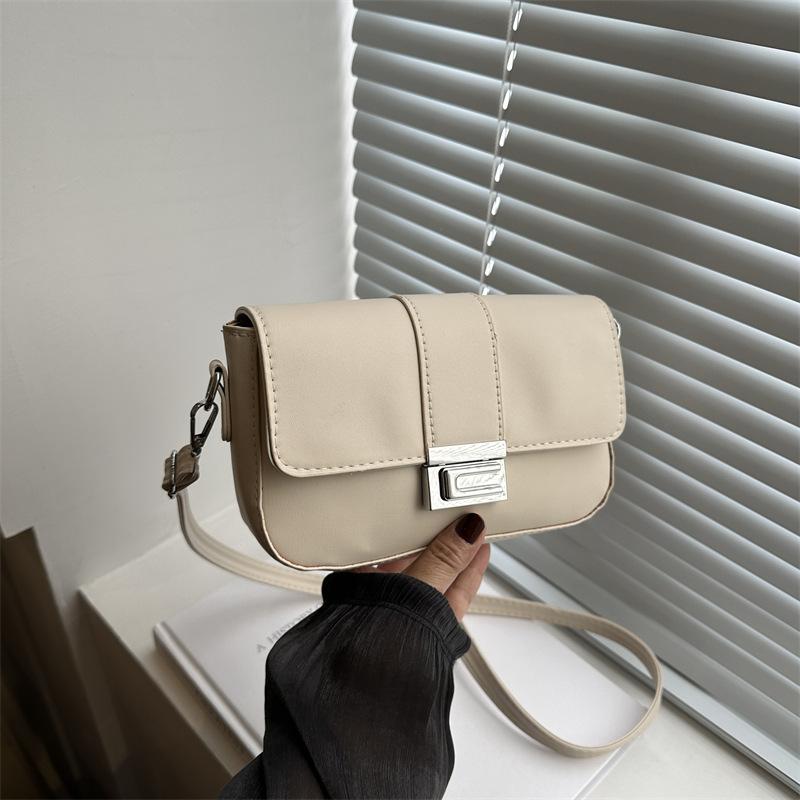 Нежная классическая маленькая квадратная сумка женская 2025 осень новая высокая ценность повседневная сумка подмышку нишевая милая и крутая сумка-мессенджер сумка
