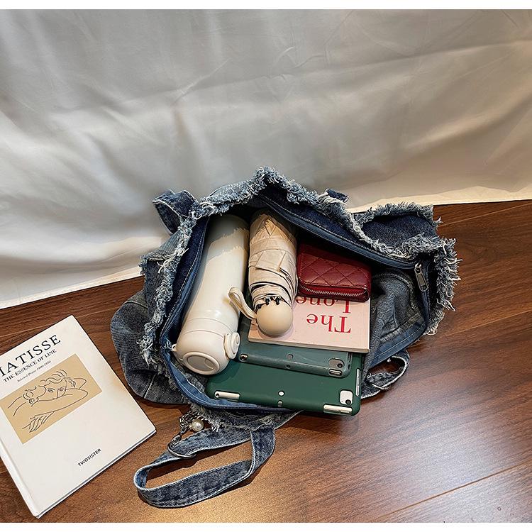 Нишевая джинсовая сумка-тоут с необработанным краем 2025, женская сумка через плечо большой вместимости для поездок на работу с модным шелковым платком