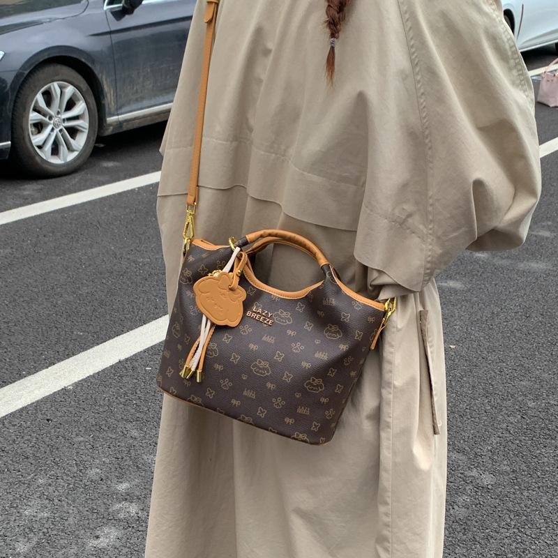 Продвинутое чувство иностранного стиля маленькая сумка женская 2025 новая летняя универсальная сумка-мессенджер изысканная супер огненная сумочка сумка-ведро