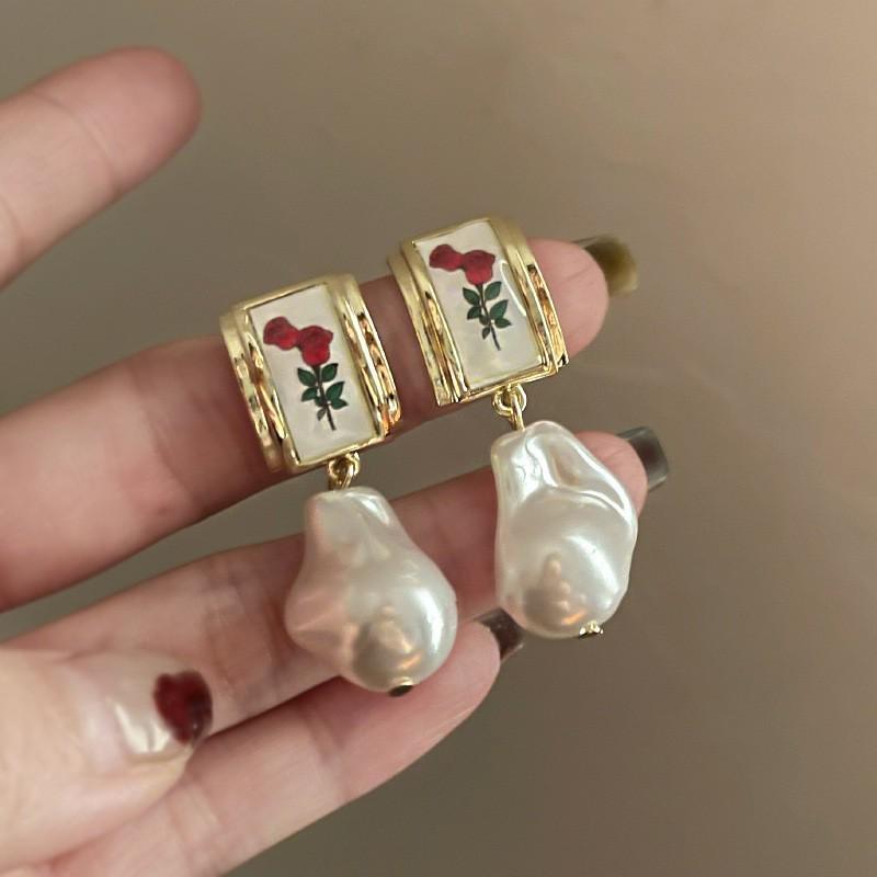 Серьги в форме барочного сердца из серебряной иглы с жемчугом и цирконами