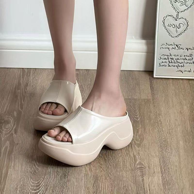 Тапочки на платформе женские летние уличные новые на толстой подошве модные универсальные удобные босоножки увеличивающие рост женские тапочки