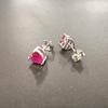 Серьги-гвоздики из серебра 925 пробы с красным сердцем и фианитами