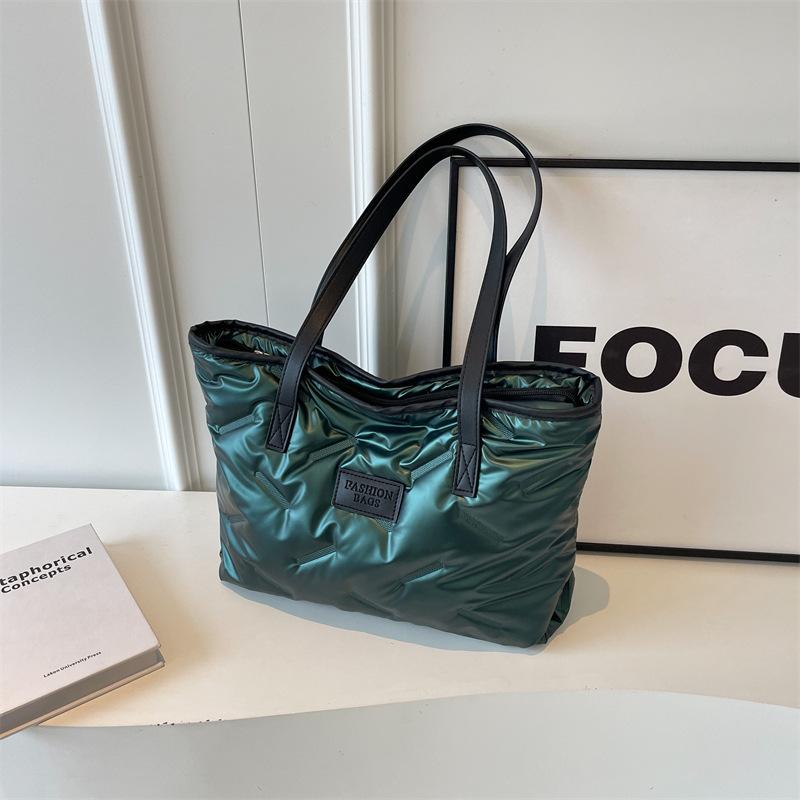 2025 Новая сумка-тоут через плечо Простая Большая вместимость Женская сумка Повседневная Модная Сумка Тренд Универсальная Сумка для поездок на работу