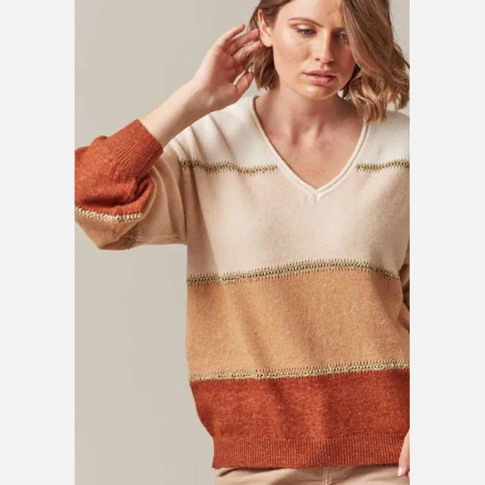 Deeluxe V-neck Sweater Lodina