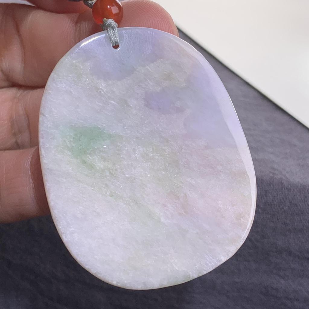 Подвеска из натурального бирманского жадеита класса А с фигурками лисы, тигра, цилиня и бодхисаттвы