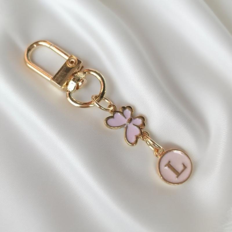 Металлический розовый брелок для ключей в виде бабочки, модный брелок с инициалами от A до Z, держатели для ключей от машины, подвеска для сумки, висячий декор, подарок для пары