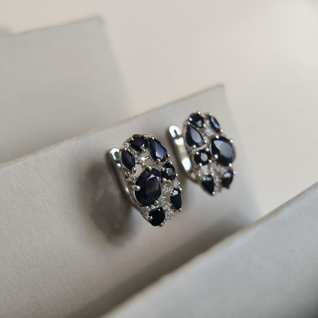 Серебряные серьги с натуральным сапфиром 7.608ct, фианитами (2180944)