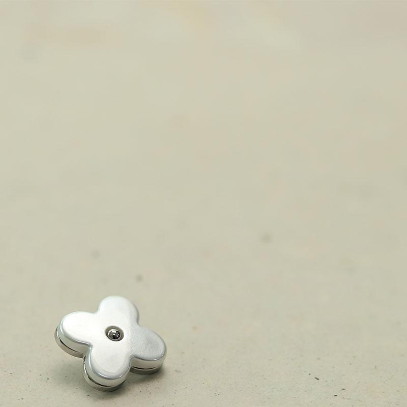 Элегантный вязаный кардиган с двумя пуговицами и узором «Четырехлистный клевер»