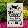 Садовый флаг «Здесь живут избалованные собаки» — прочный полиэстер, 12x18 дюймов, украшение для двора на открытом воздухе для любителей собак, идеальный подарок для дома и сада