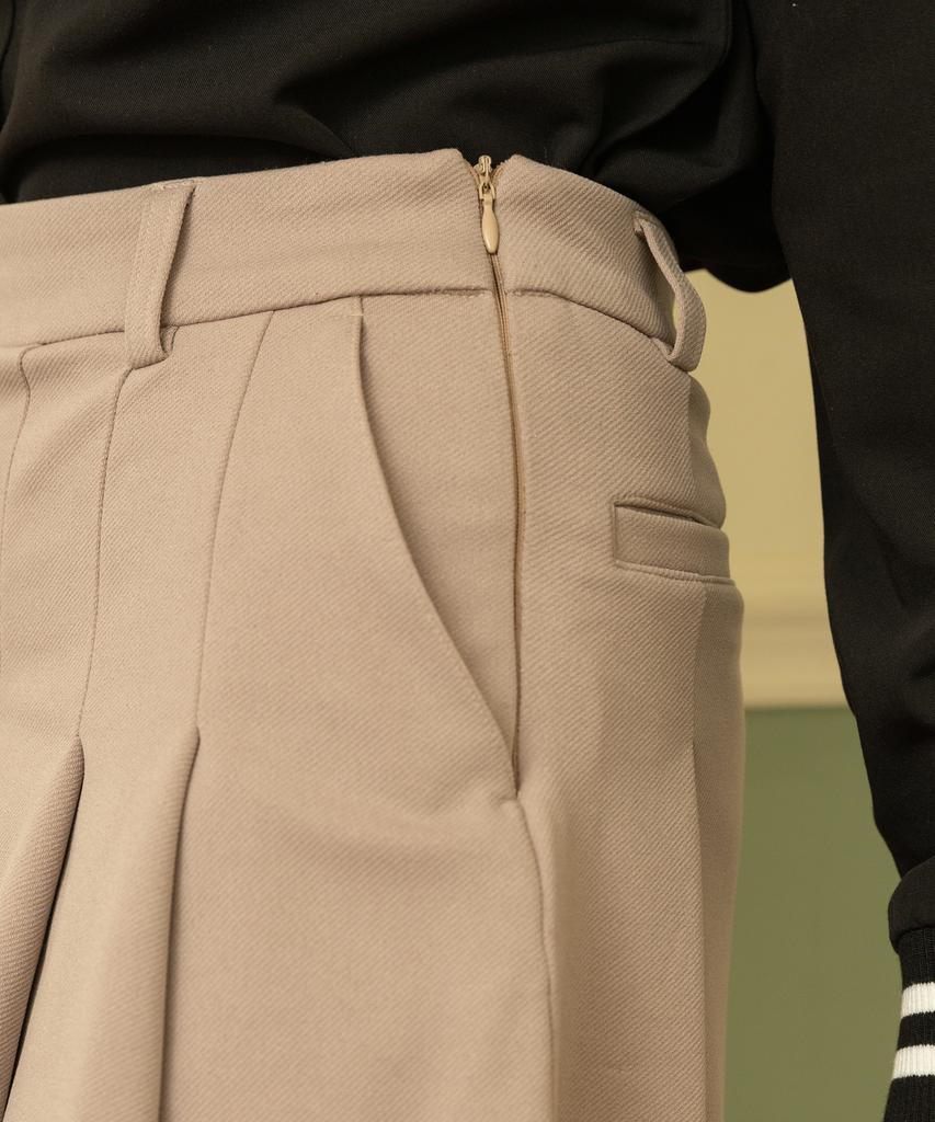 Celtio Women'S Basic Logo Asymmetrical Pleated Skirt Beige