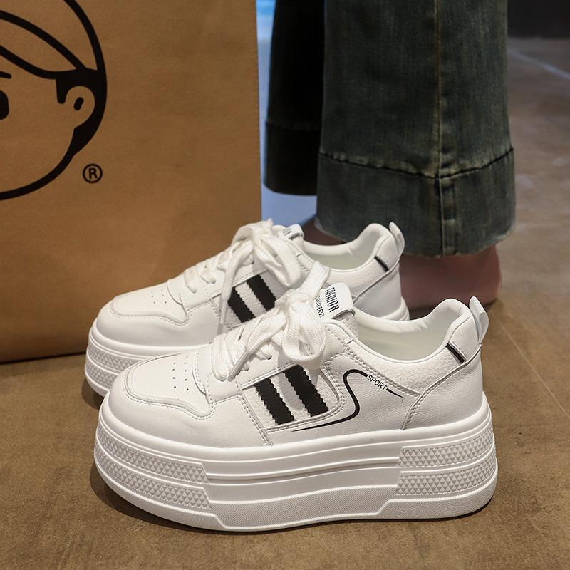 Маленькие белые туфли женские весенние новые с внутренней высотой на толстой подошве универсальные спортивные и для отдыха маленькие кожаные кеды прилив