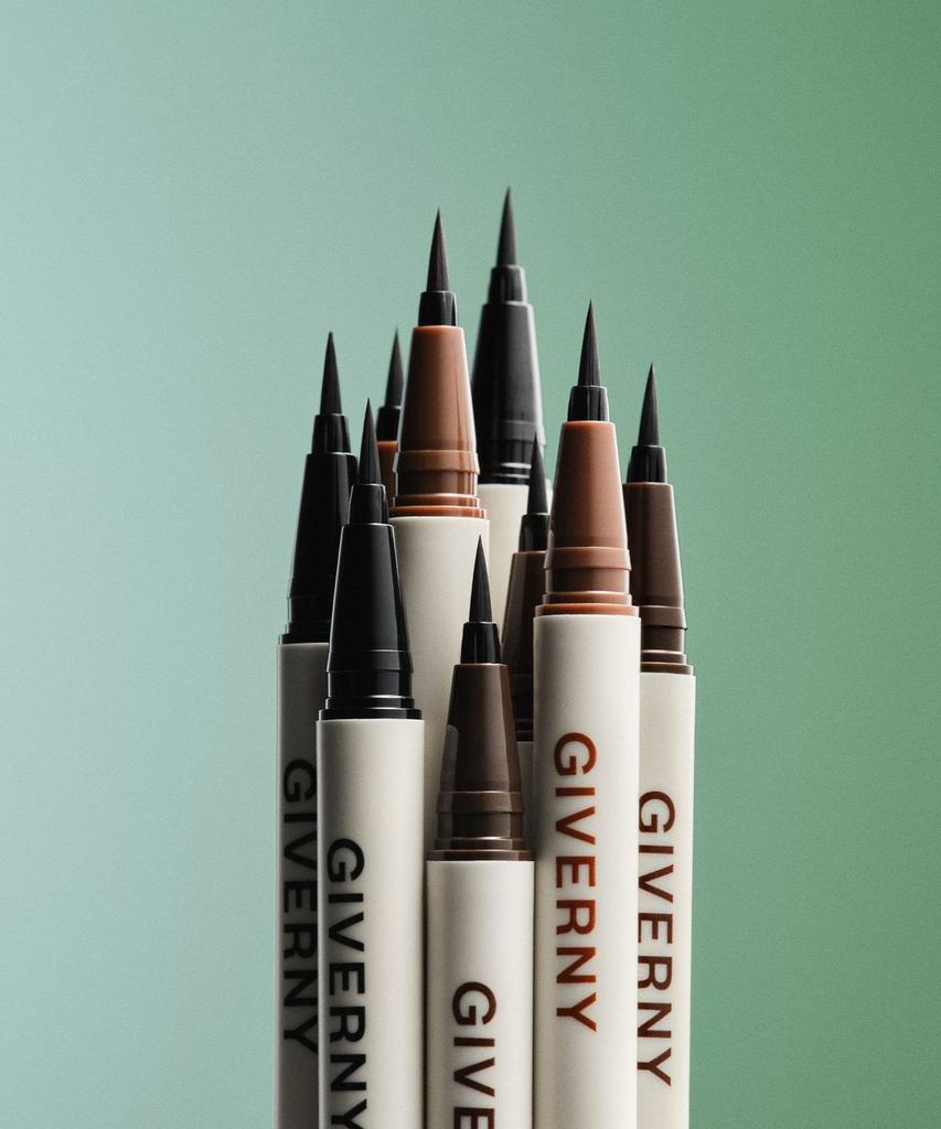 Close-fitting brush liner