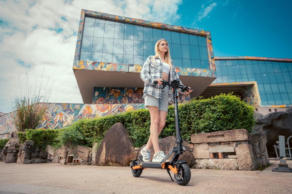 KuKirin G2 Pro 600W Motor 48V 15.6AH Battery Electric Scooter 6-light Safety System 45 Km/h Speed 58 KM Range 9" Tires E-Scooter