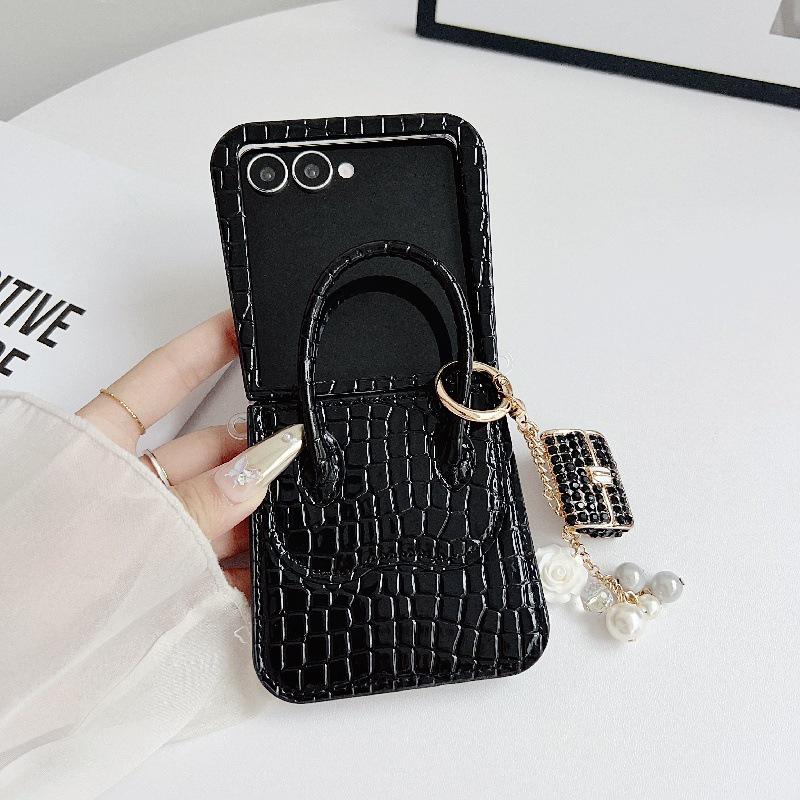 Чехол-кроссбоди с подвеской для Samsung Z Flip7 с текстурой аллигатора, противоударный