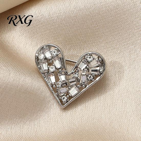 Love Brooch Brooch, with Shiny Rhinestone Decor, Strong Buckle Secure Fit Sturdy Elegant Pin Alloy Classic Heart Shape Versatile Clasp Pin, for Coats