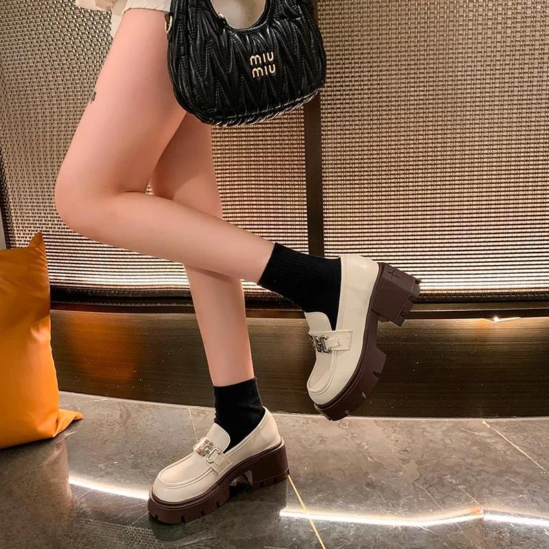 Мода 2024 года, новые женские туфли-оксфорды с металлической цепочкой, однотонные, в британском стиле, повседневная спортивная обувь с низким верхом