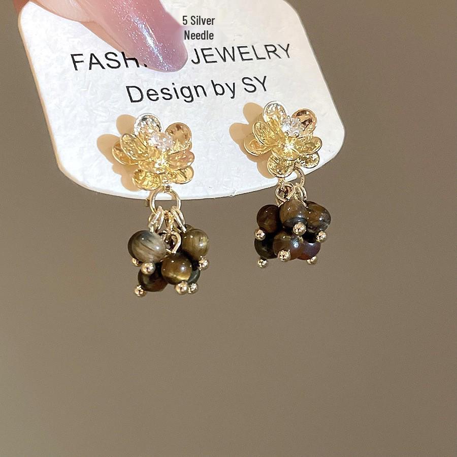 Серьги 'Серебряная игла' в стиле 'Тигровый глаз': Элегантные, модные серьги-пусеты с отделкой карамельного цвета.