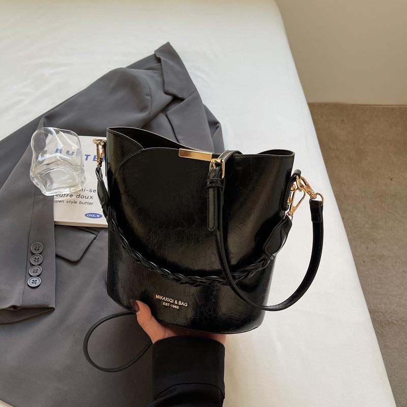Premium Sense Niche Bag Women's Autumn and Winter 2025 New Retro Shoulder Messenger Bag Fashionable Women's Bucket Bag
