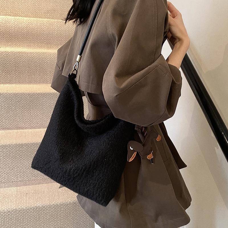Осенне-зимняя шерстяная простая повседневная сумка через плечо 2025 новая модная популярная персонализированная сумка под мышкой женская сумка