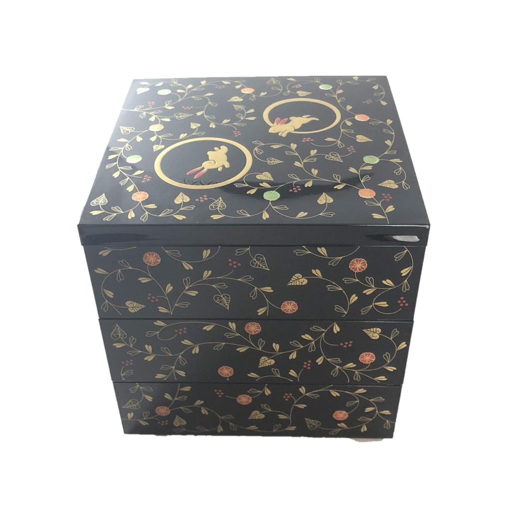 Maeju lacquerware Трехъярусный бенто-бокс "Кролик Арабеск" 6.5, Черный с Красным Внутри 8R-314