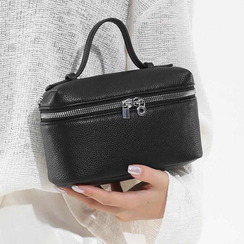 2025 new Korean simple portable small square bag fashion temperament messenger women's bag beautiful messenger bag