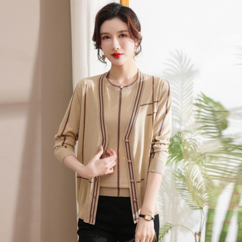 New Middle-aged and Old Women's Age-reducing Leave Two Pieces of Mother Spring Clothes New Suit Knitted Cardigan Fashion