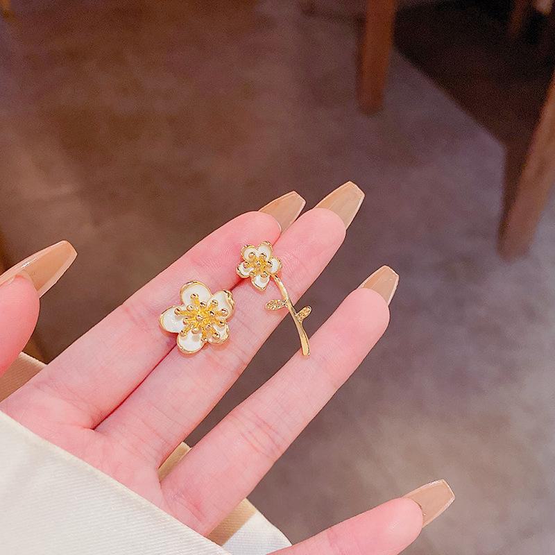 Корейские асимметричные серьги-цветы из серебра 925 пробы — элегантный и модный дизайн