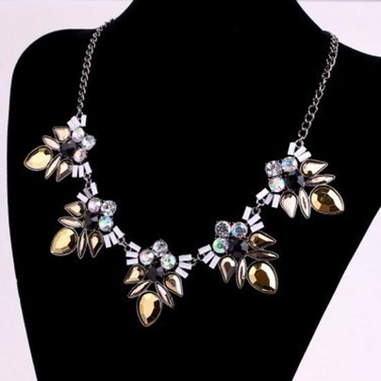 Красочное геометрическое матовое ожерелье в форме веера-трапеции с акцентами из смолы и масляной эмали