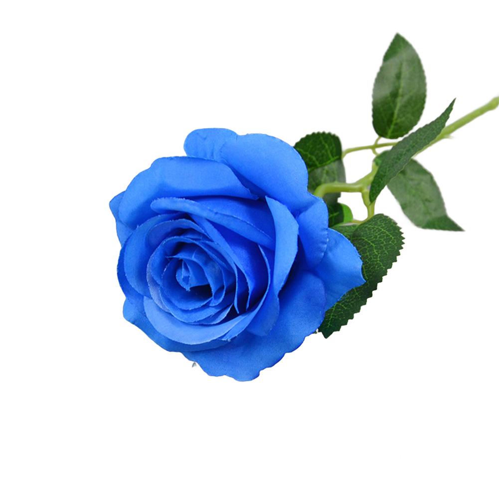 Экономичное и не требующее ухода украшение из роз для свадьбы