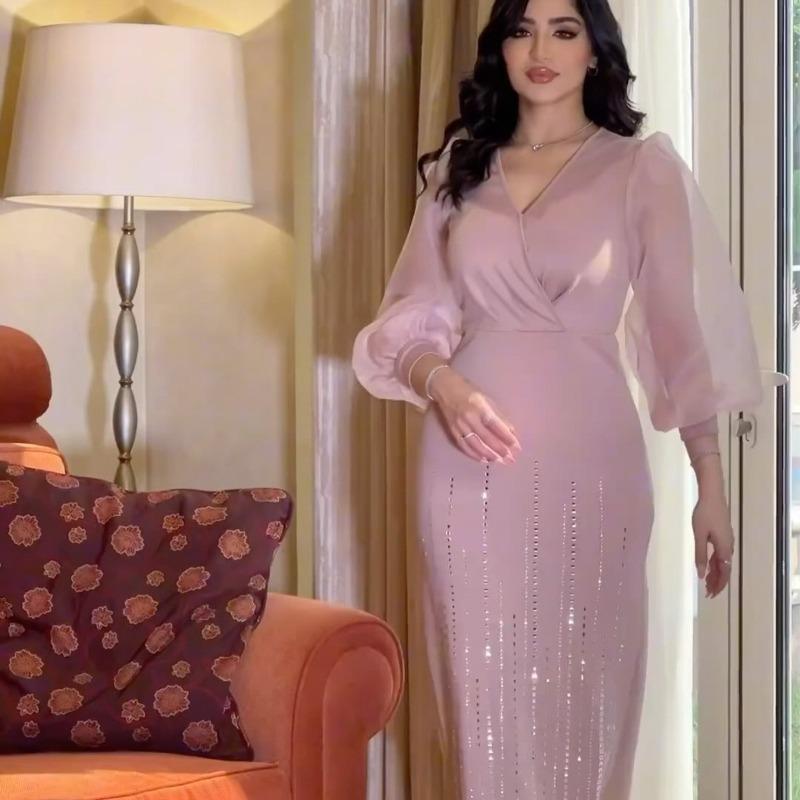 Элегантное платье с рукавами-фонариками из сетки и пайеток с V-образным вырезом