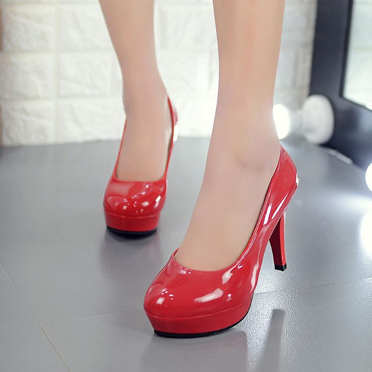 Модная обувь на высоком каблуке. Женские сексуальные туфли на каблуках. Повседневная рабочая обувь из лакированной кожи на каблуке.