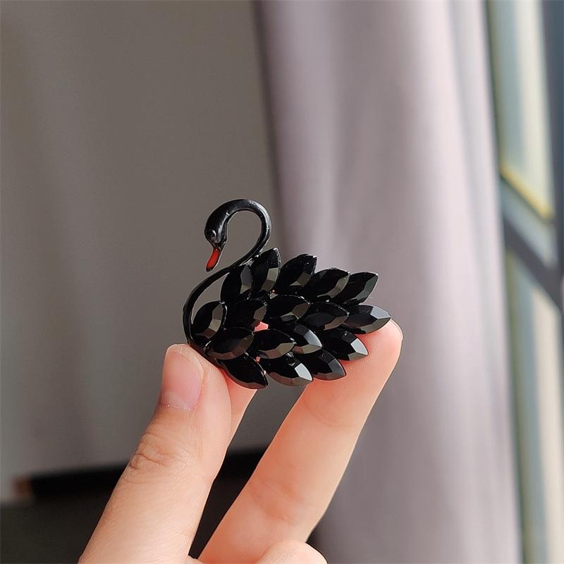 Женская брошь «Черный лебедь», булавка с кристаллами, темпераментный корсаж, универсальная пуговица для пальто-кардигана