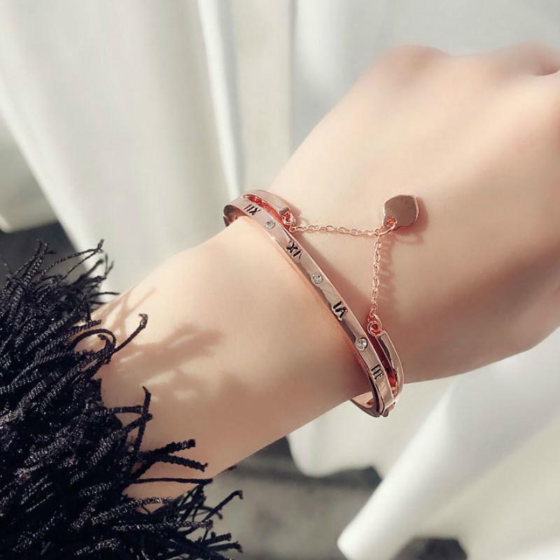 Женский браслет с римскими цифрами и подвеской с цепочкой в золотом и серебряном цвете