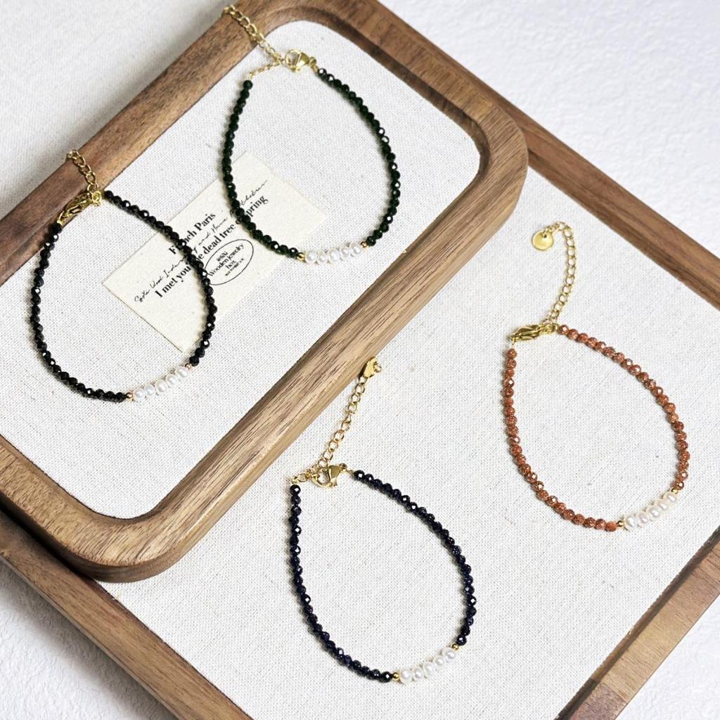 Элегантный 3-миллиметровый граненый браслет из синего песочного камня, золотого камня и жемчуга - Многослойная высококлассная роскошь для женщин