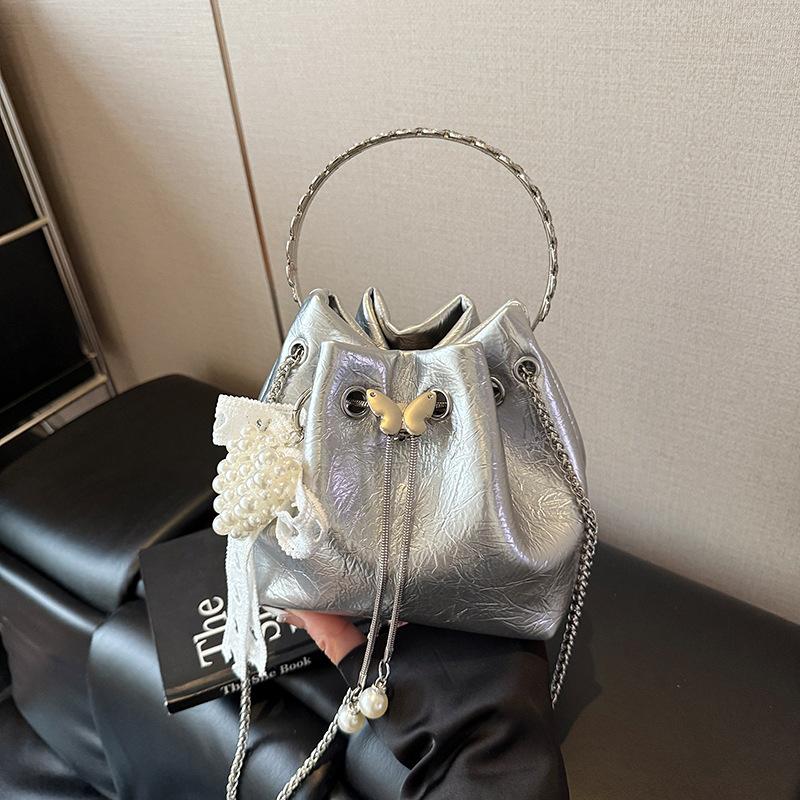 Нишевая дизайнерская сумка женская 2025 новая летняя модная портативная сумка-ведро, универсальная сумка-мессенджер на цепочке для通勤