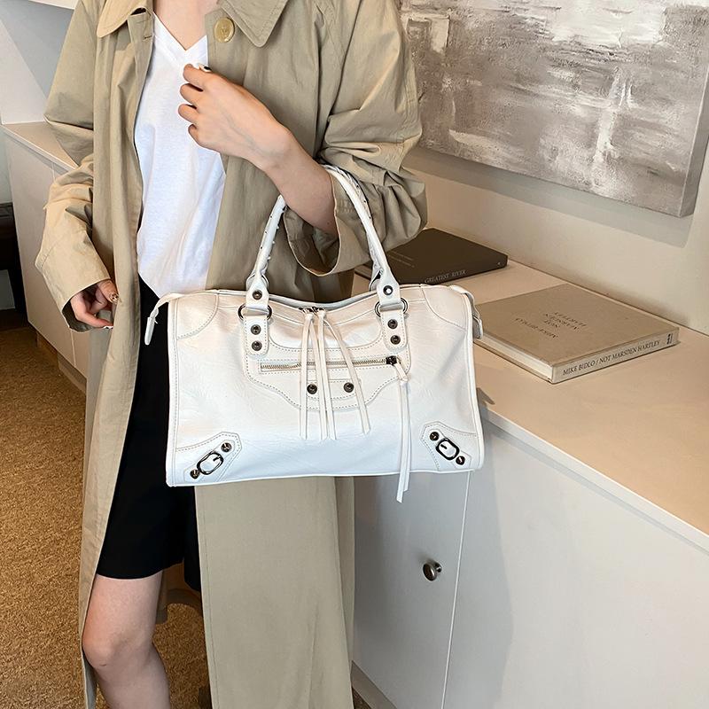 Популярная в этом году женская сумка с заклепками 2024 года, новая нишевая сумка в стиле ретро-локомотива, универсальная сумка через плечо большой вместимости