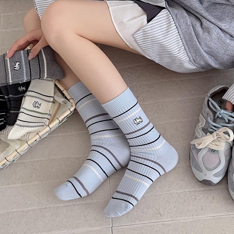 Мультяшная вышивка щенка, милые носки, женские осенне-зимние носки средней длины, корейские полосатые хлопковые вязаные эластичные длинные носки