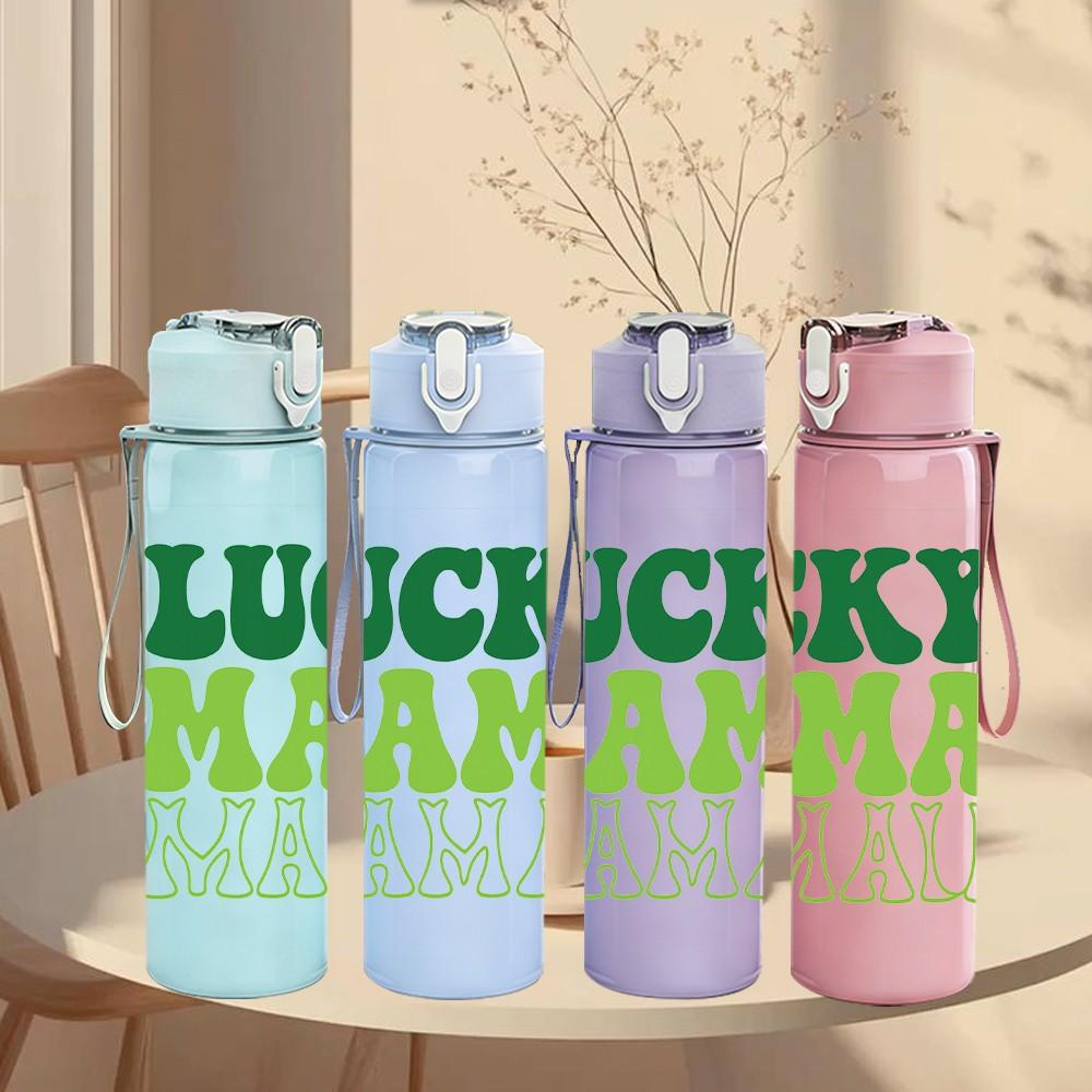 1PC Lucky Mama Green Letter Print 750ml Color Plastic Sports Water Bottle Leakproof Flip Straw Lid Suitable for Sports Office Home Use