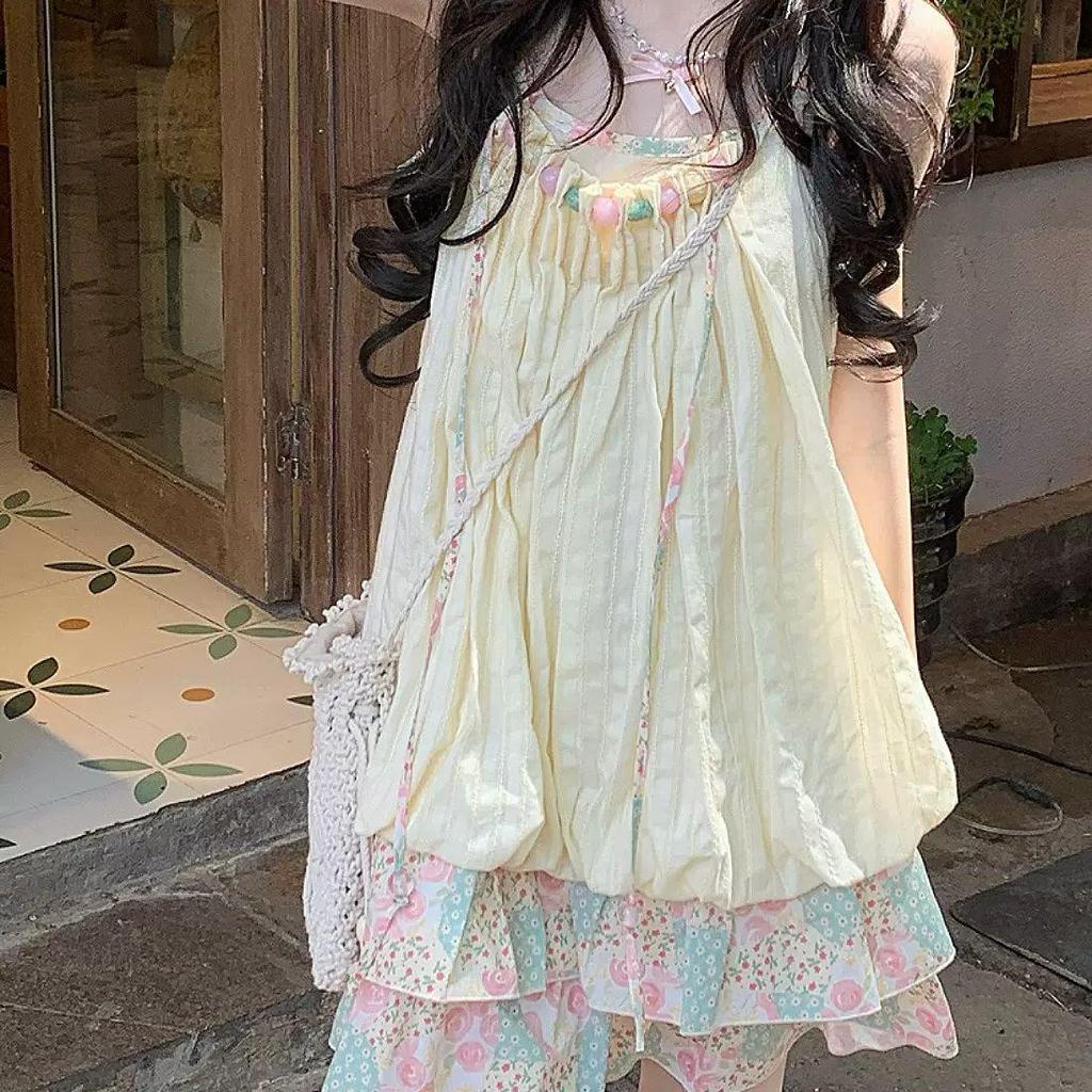 Платье-тюльпан в островном стиле с розово-зеленой цветочной лоскутной отделкой, присборенными бретелями, свободного кроя - Женская модель 2025 года