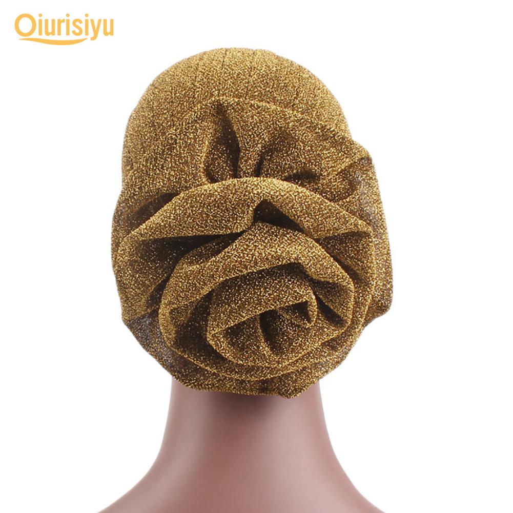 Женская блестящая шляпа с большим цветком