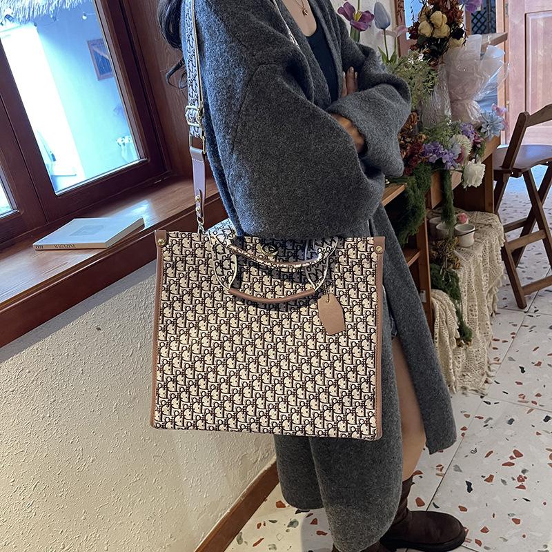 2025 Autumn and Winter New Fashion Trend Large Capacity Tote Bag Shoulder Bag Versatile Retro Exquisite