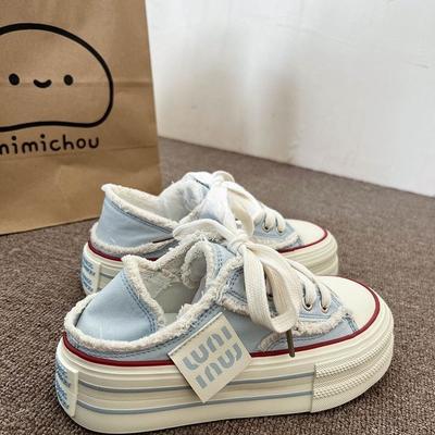 Два носят толстоподошвенный каблук, могут наступать на парусиновые туфли с неровным краем, студенческие парусиновые туфли на весну и осень, женские