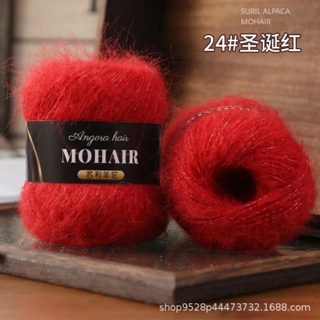 Вязаные вручную шерстяные шапки и шарфы с использованием мотков пряжи