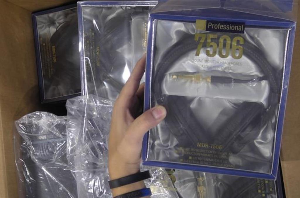 Проводные стереонаушники SONY MDR-7506 черные [продукт]